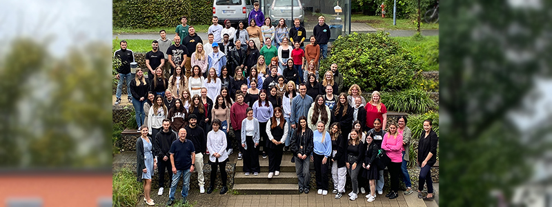 Ausbildungsstart 2023 Neue Auszubildende ab September 2023 stehen für Gruppenfoto zusammen