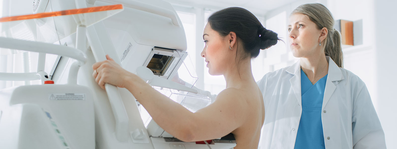Patientin bei der Mammographie, Ärztin dahinter