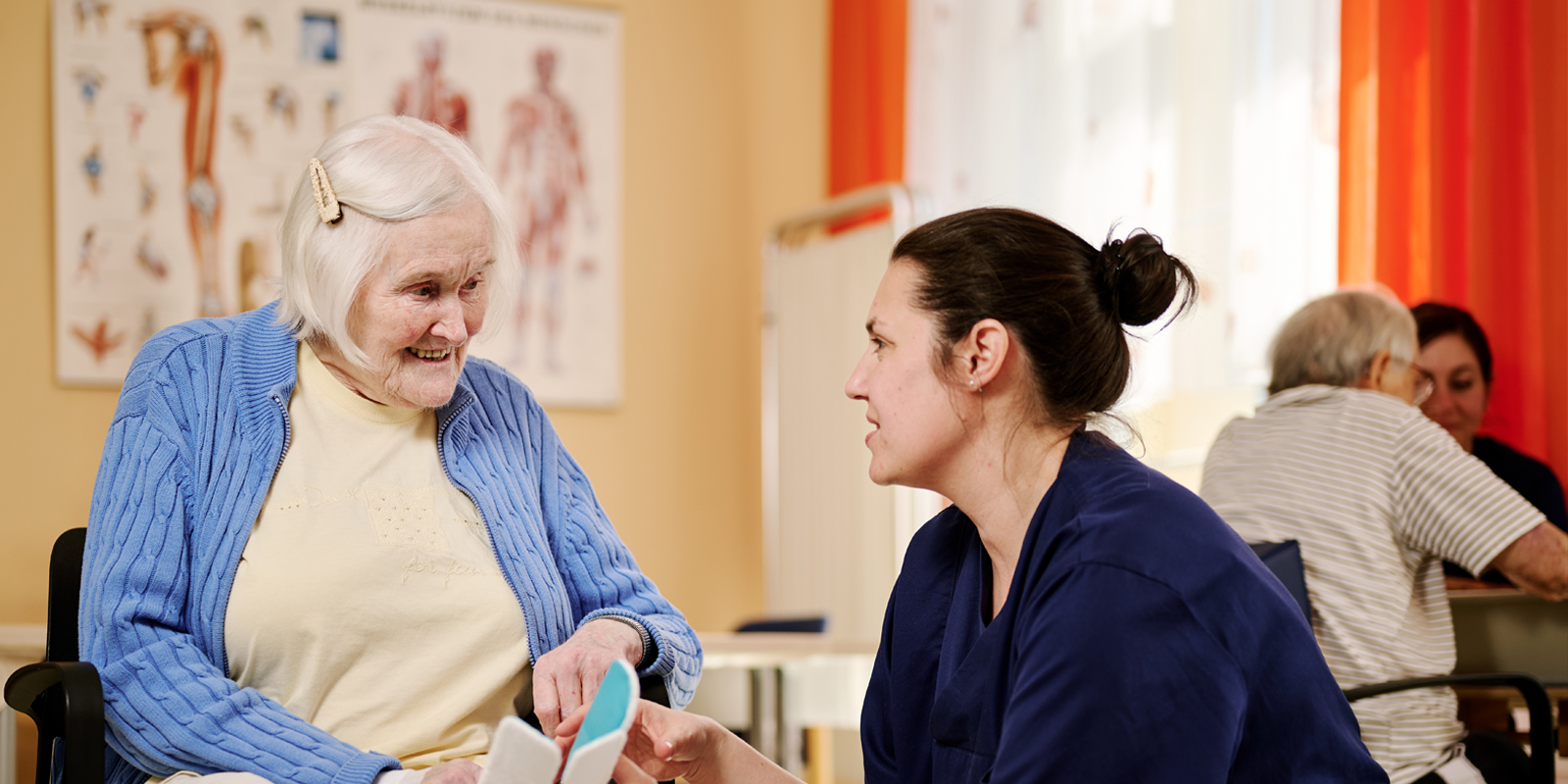 Therapeutin bei Übung mit Reha Patientin