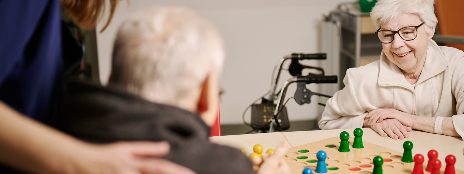 Patient und Patientin spielen Brettspiel