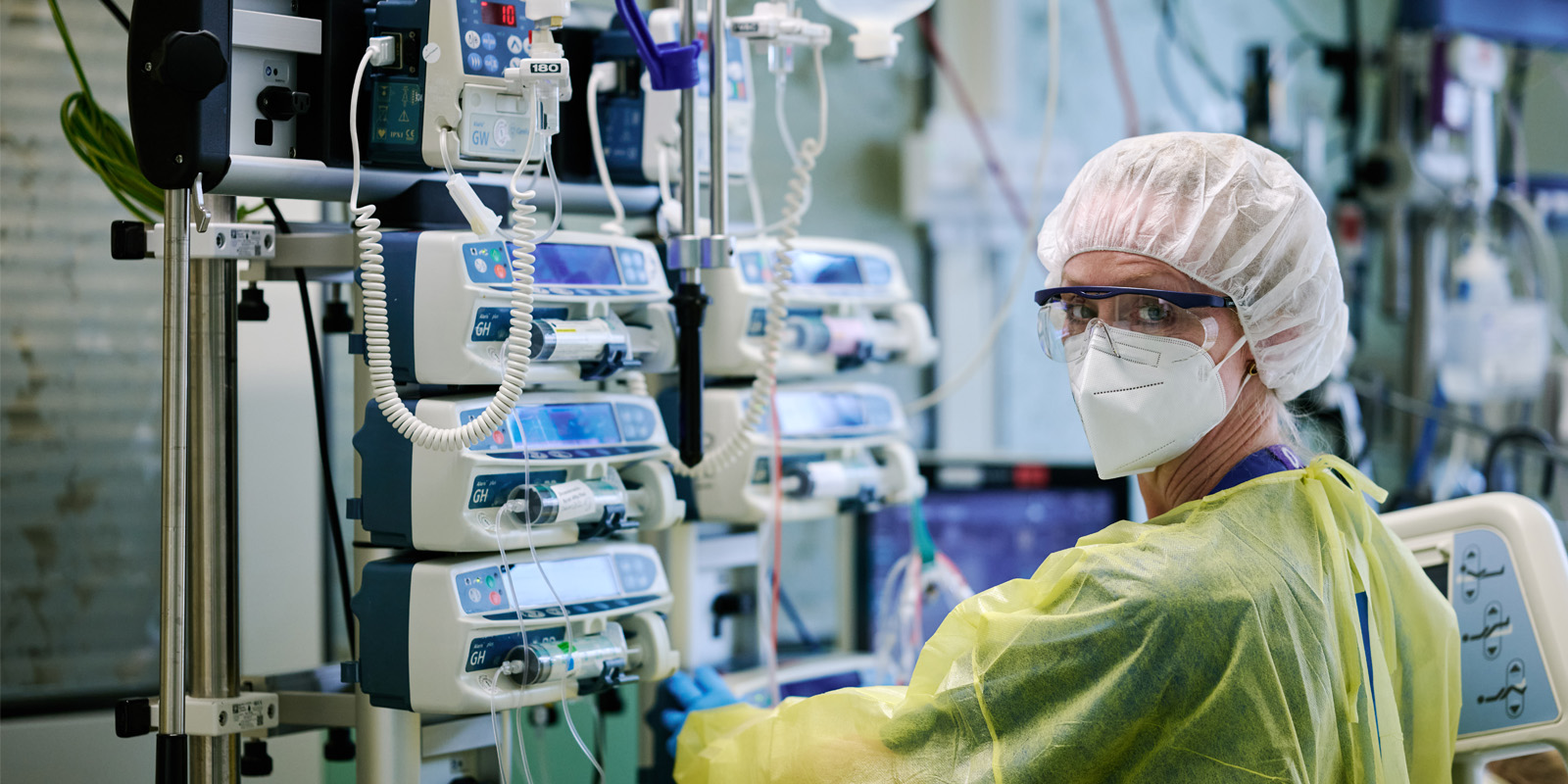 Pflegekraft im Isolationszimmer