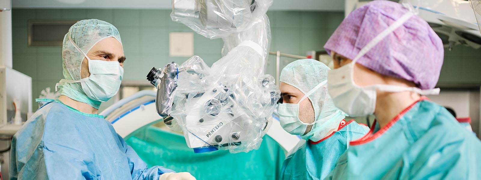 Prof. Dr. Brander bei OP mit seinem Team 