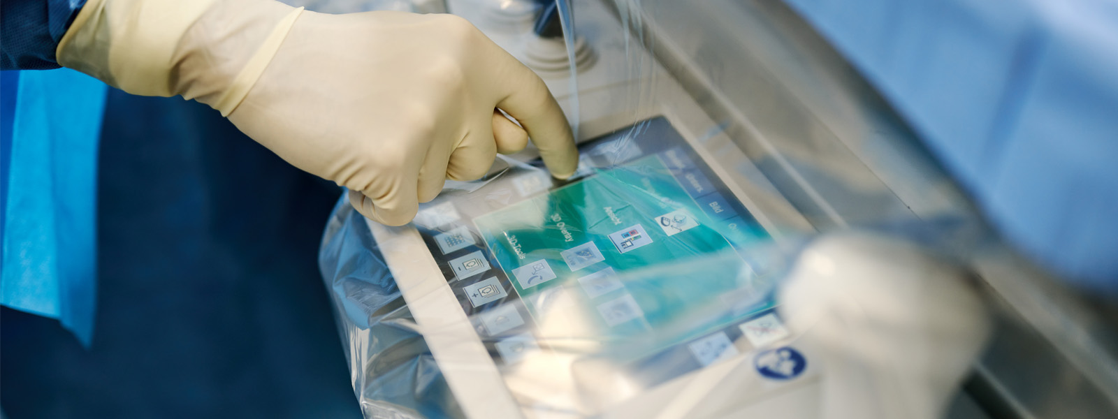 Es ist eine Hand mit Handschuh überzogen zu sehen, die den Touchscreen des Geräts  bedient