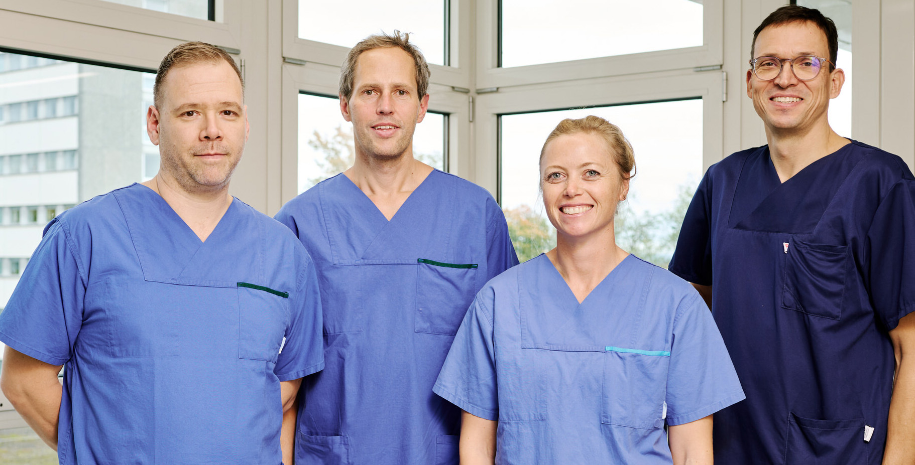 Chefarzt Prof. Dr. Kloska steht mit seinen Kollegen und seiner Kollegin der Neuroradiologie zum Gruppenfoto zusammen