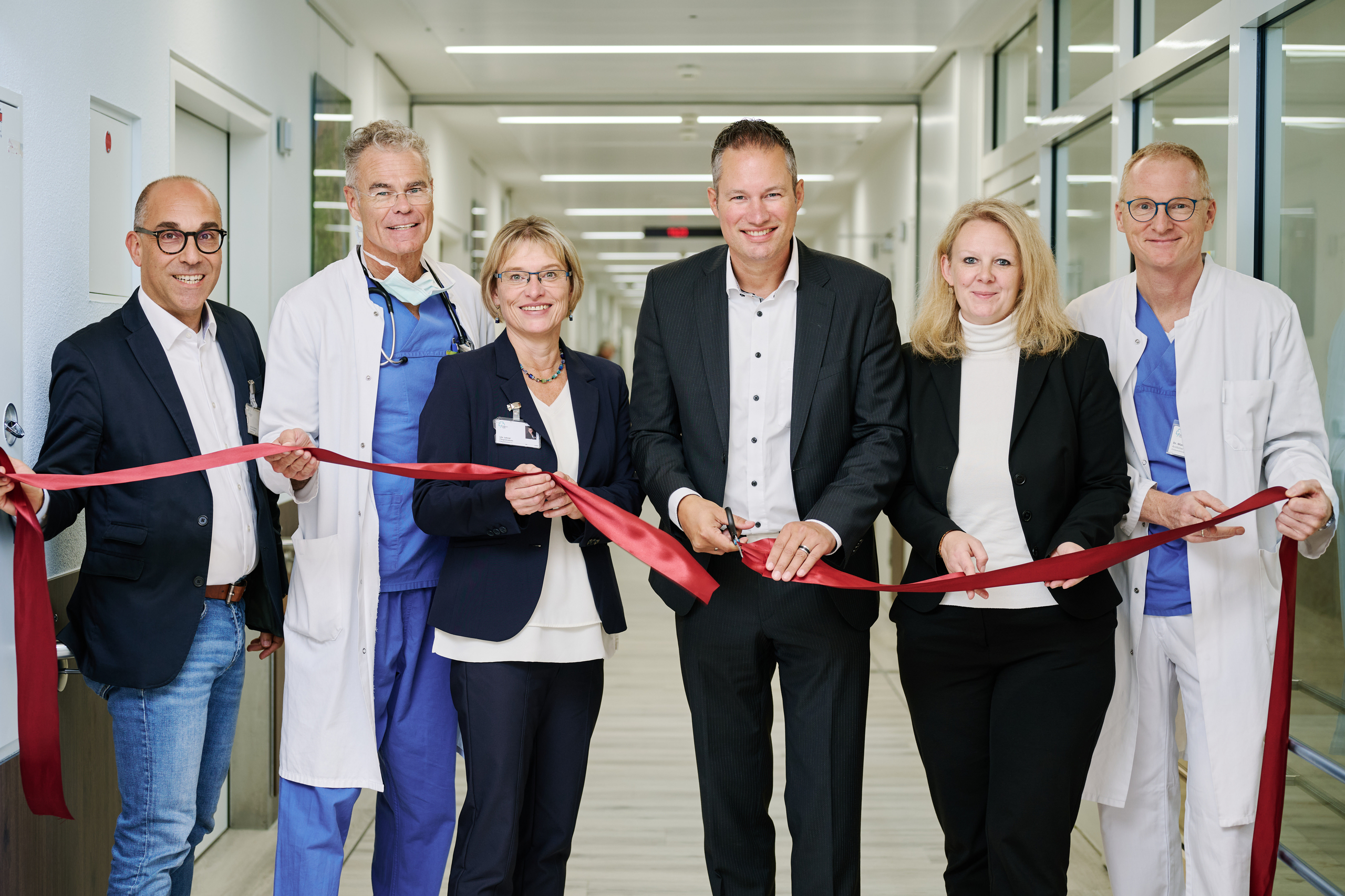 BU (v.l.n.r.): Geschäftsbereichsleiter Bau &amp;amp; Technik Jochen Schams, Chefarzt der Klinik für Herz- und Lungenerkrankungen Prof. Dr. Harald Rittger, Pflegedirektorin Ute Jahnel, Klinikvorstand Dr. Alexander Mohr, Geschäftsbereichsleiterin  Personal &amp;amp; Bildung Katja Grünbaum und der Ärztliche Direktor Dr. Manfred Wagner haben die umgebauten Wahlleistungszimmer feierlich eröffnet.