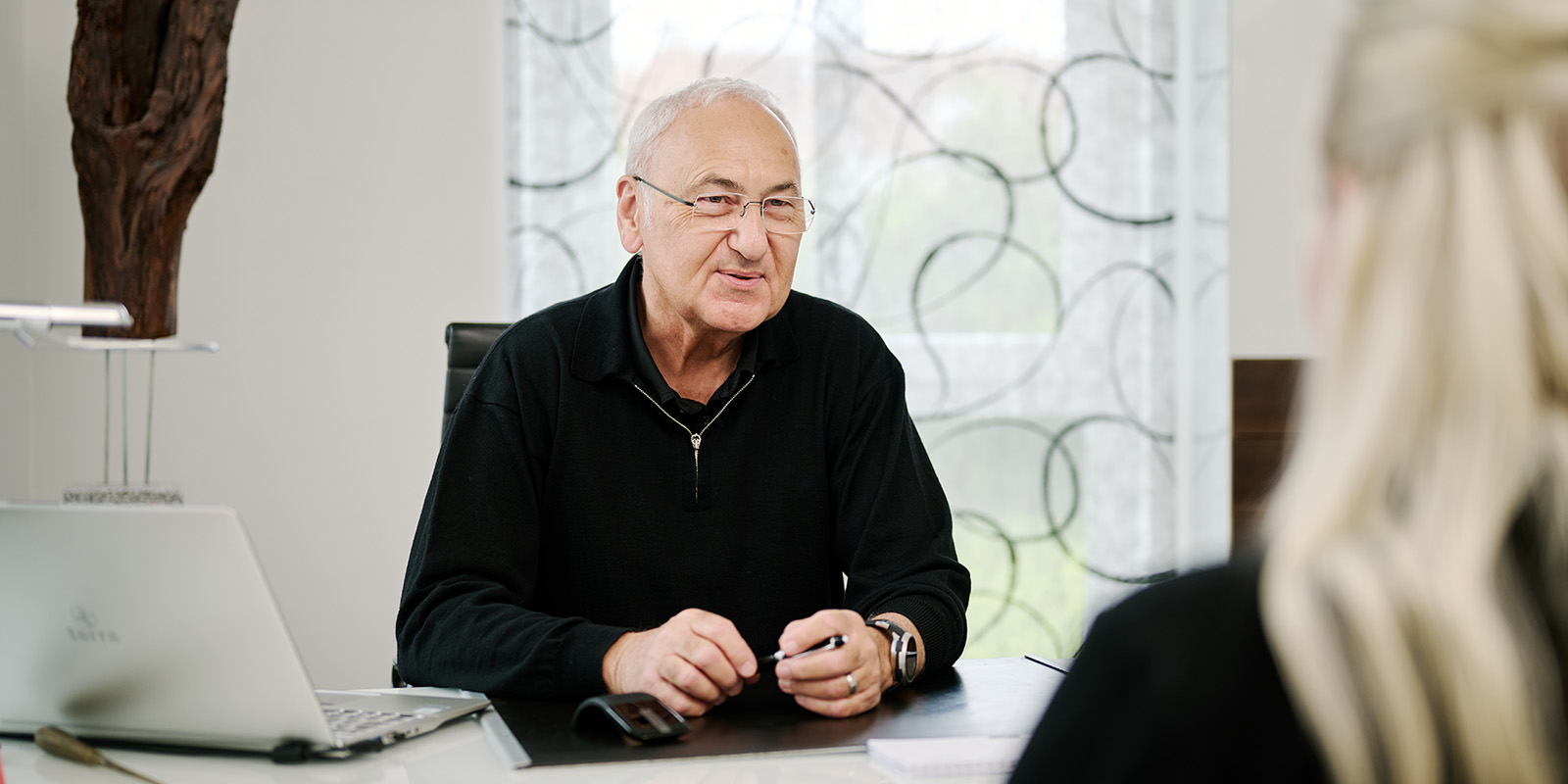Dr. Kusch im Beratungsgespräch